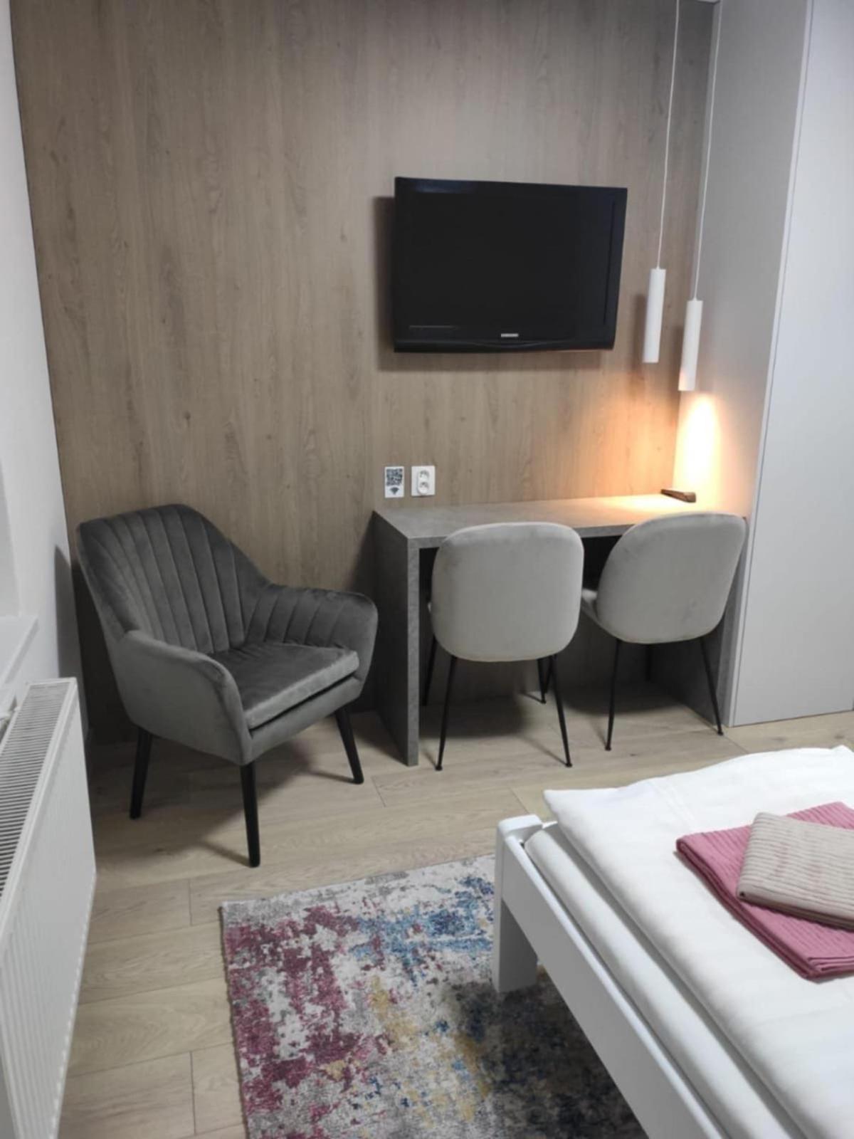 Privat Julia Hotel Vrbov Luaran gambar