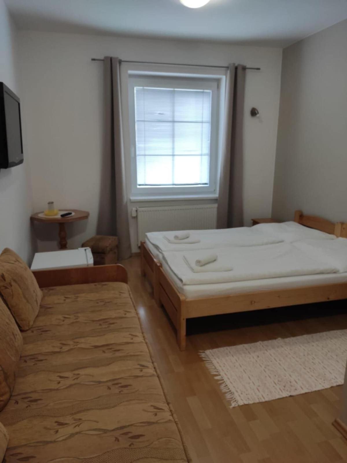 Privat Julia Hotel Vrbov Luaran gambar